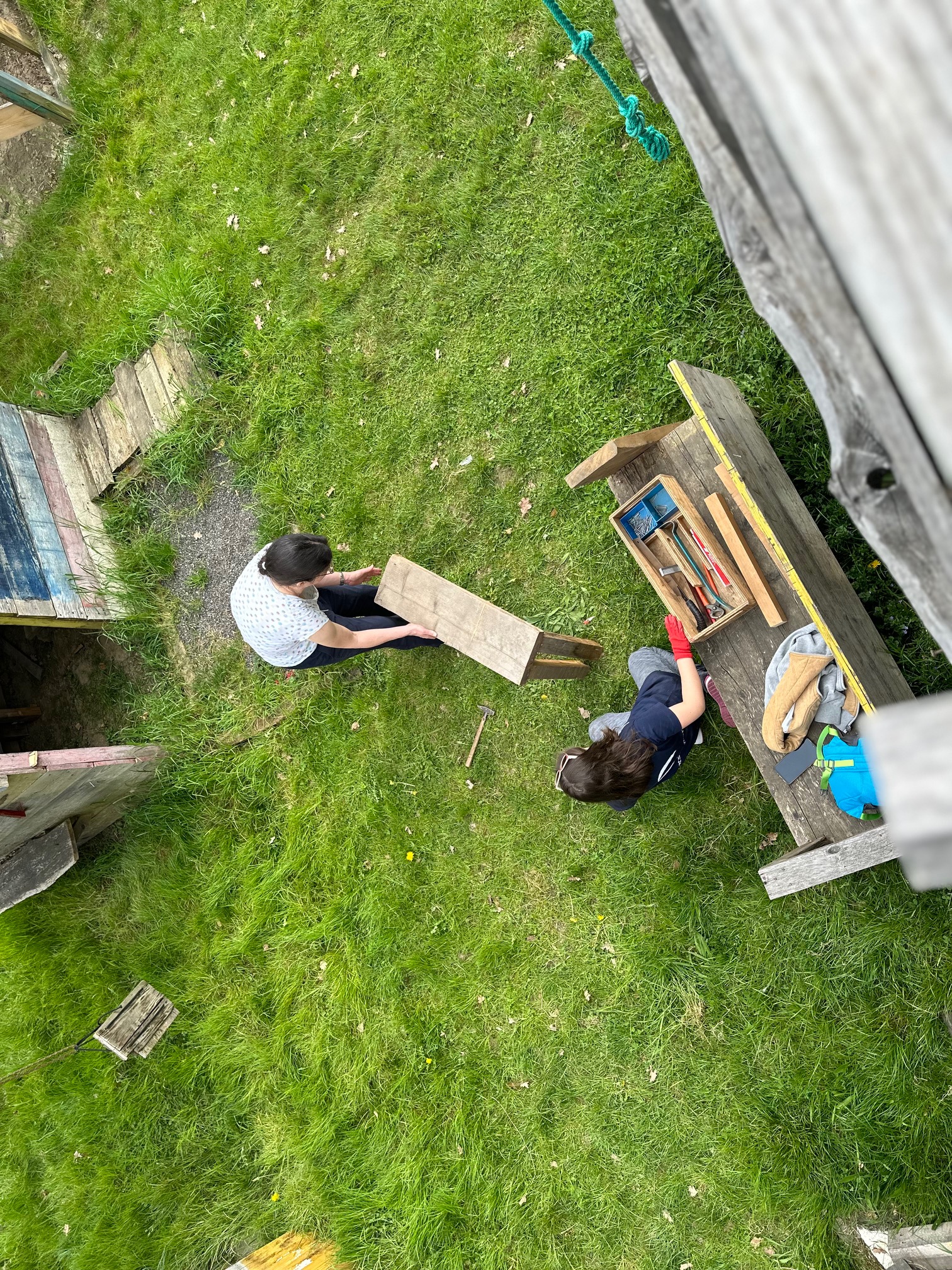Werkbank mit Werkzeug auf dem Bauspielplatz, von oben fotografiert